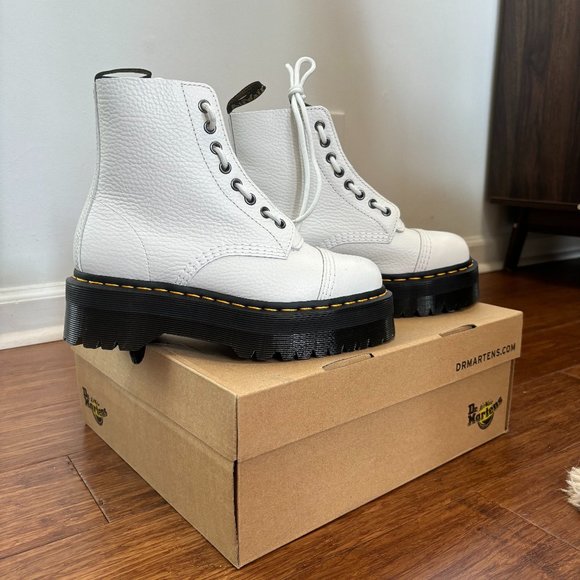 NEW Doc Martens Sinclair Quad Boot (white) - Picture 1 of 4
